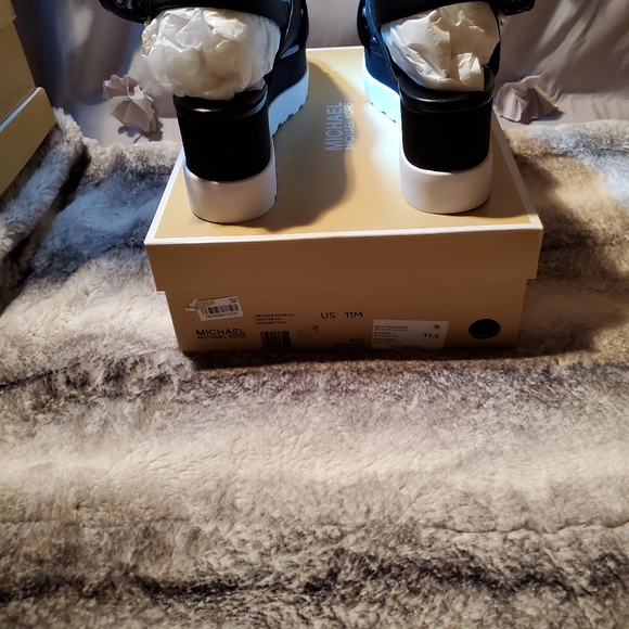 Michael Khors Sandals - Picture 5 of 5